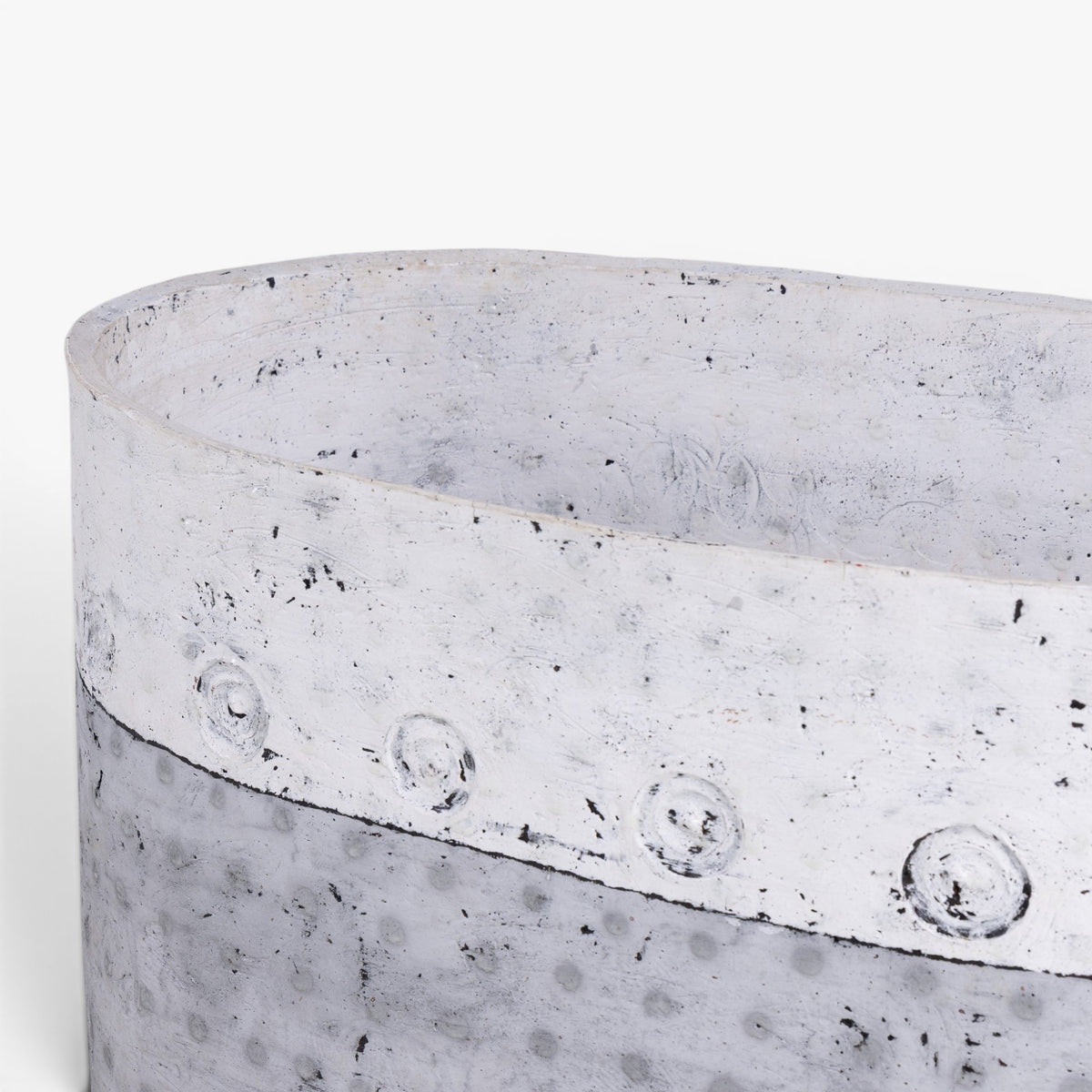 Colossal tub in earthenware