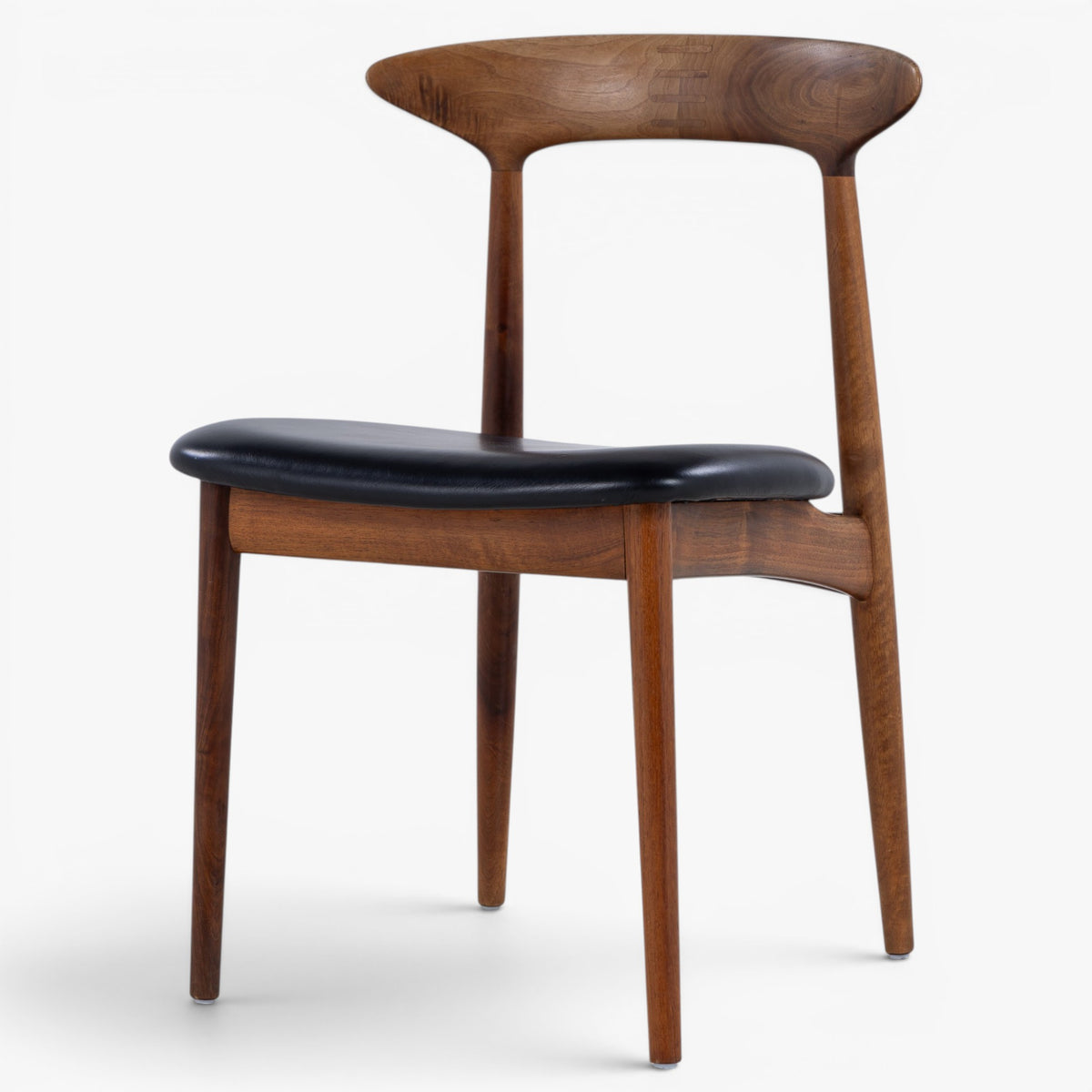 Dining chair in walnut