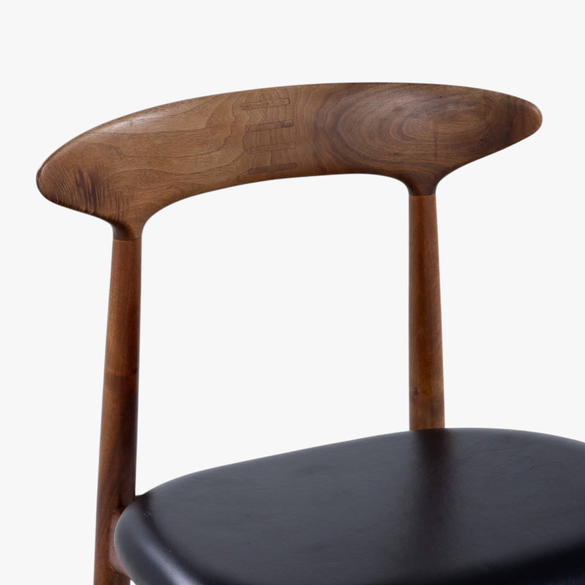 Dining chair in walnut
