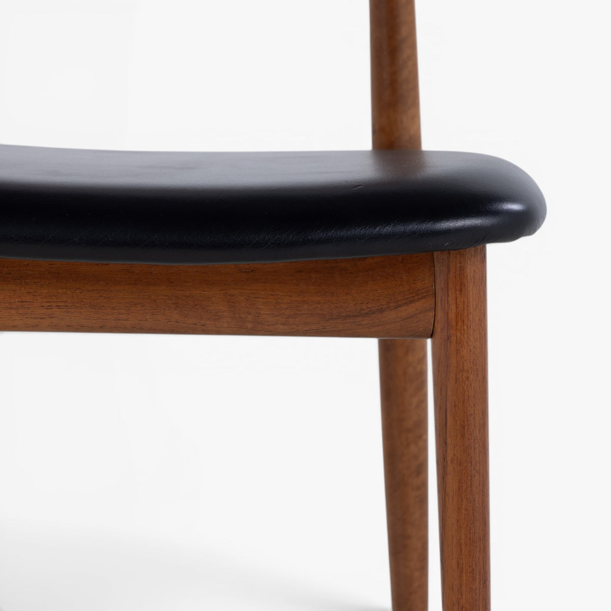 Dining chair in walnut
