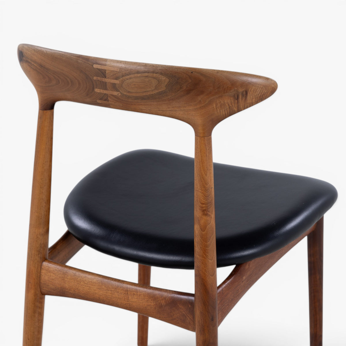 Dining chair in walnut