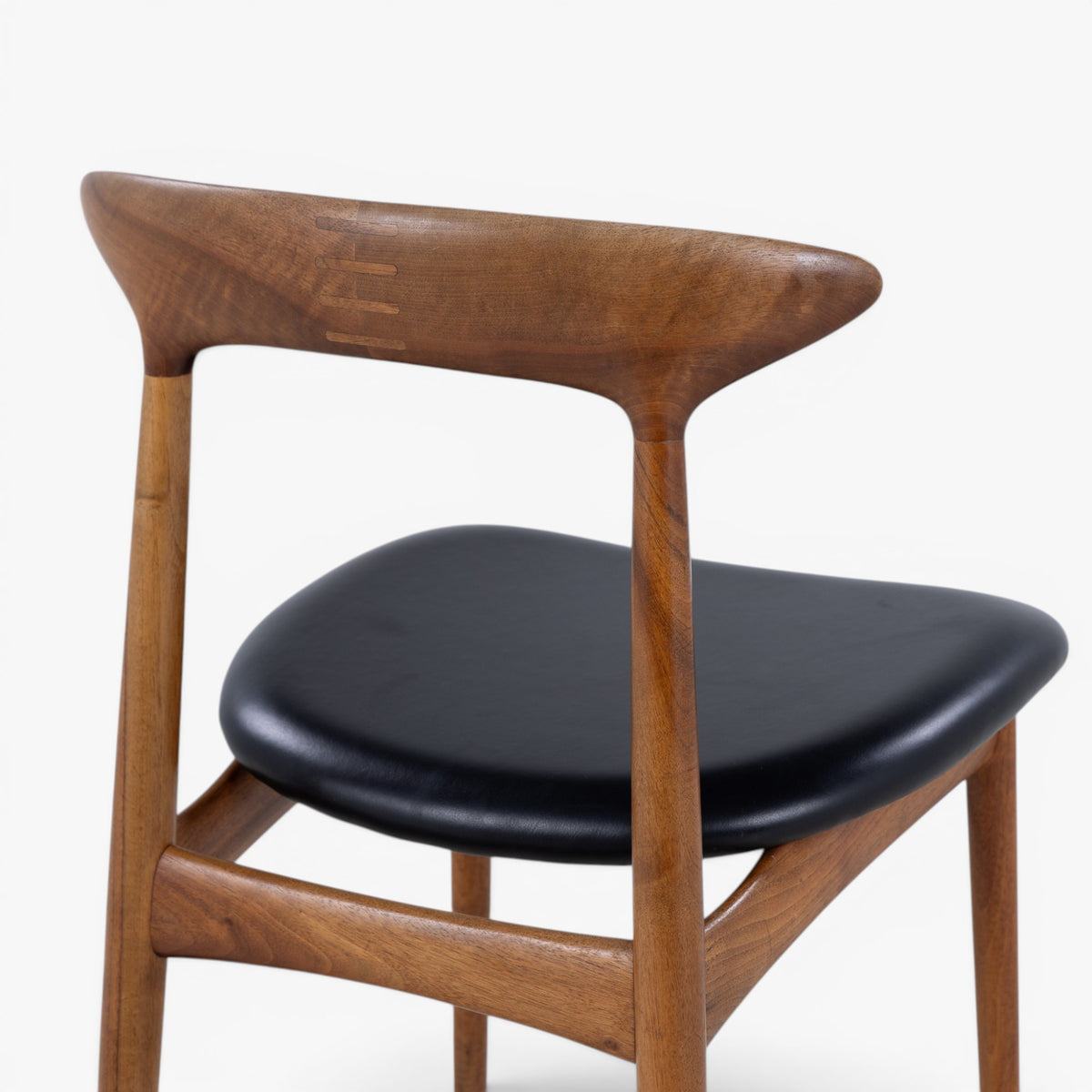Dining chair in walnut