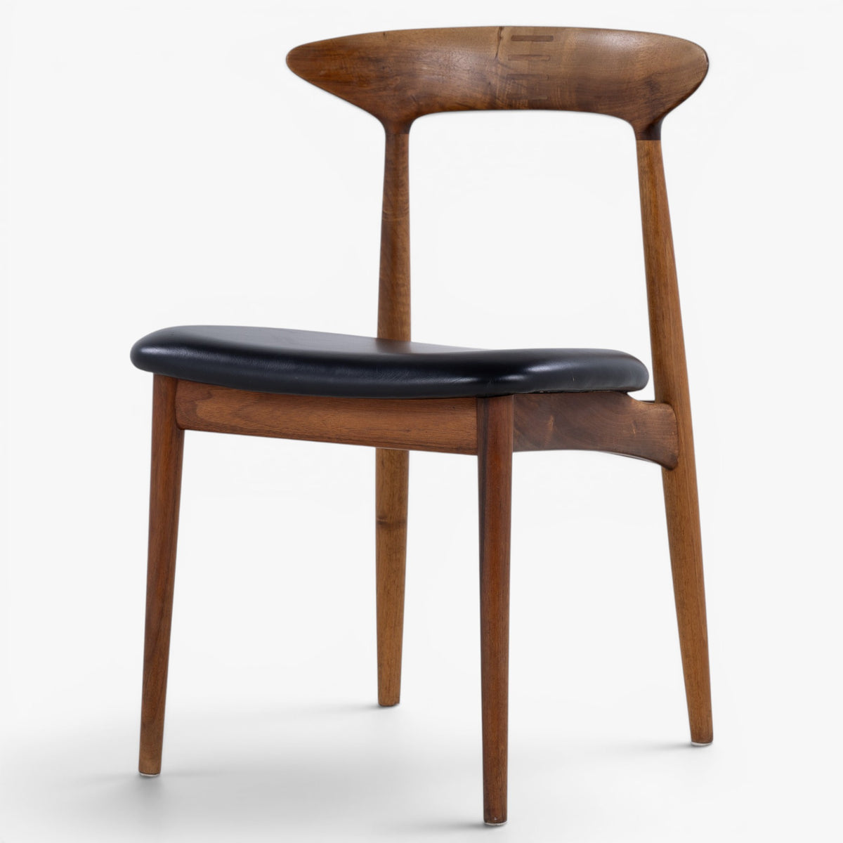 Dining chair in walnut