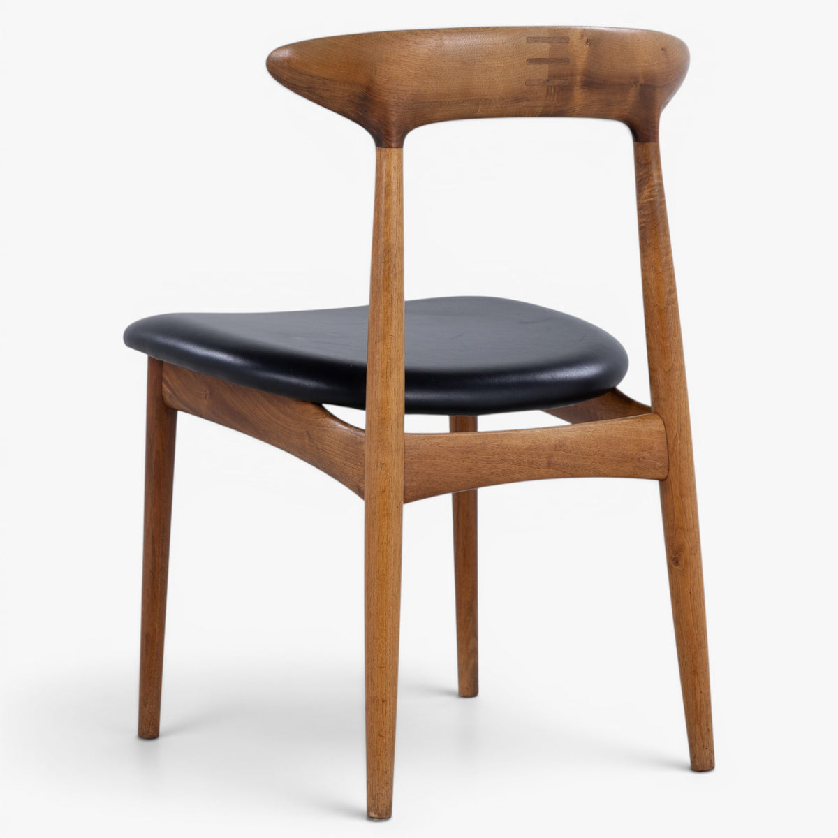 Dining chair in walnut