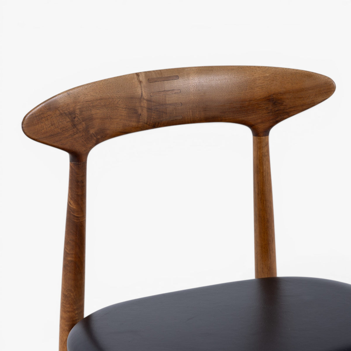 Dining chair in walnut