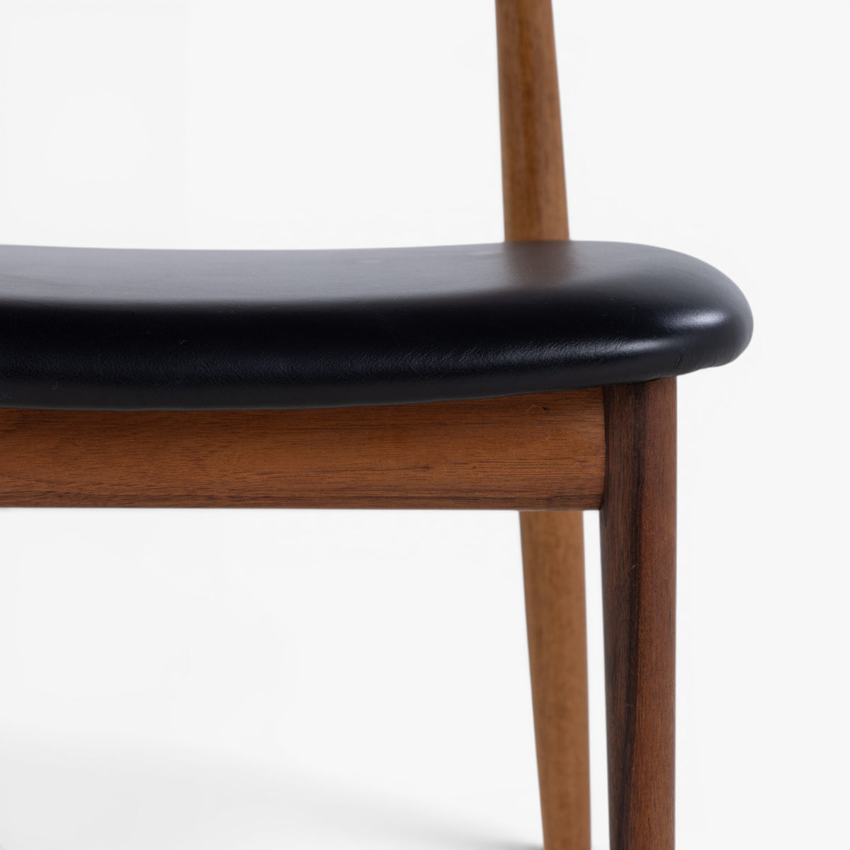 Dining chair in walnut