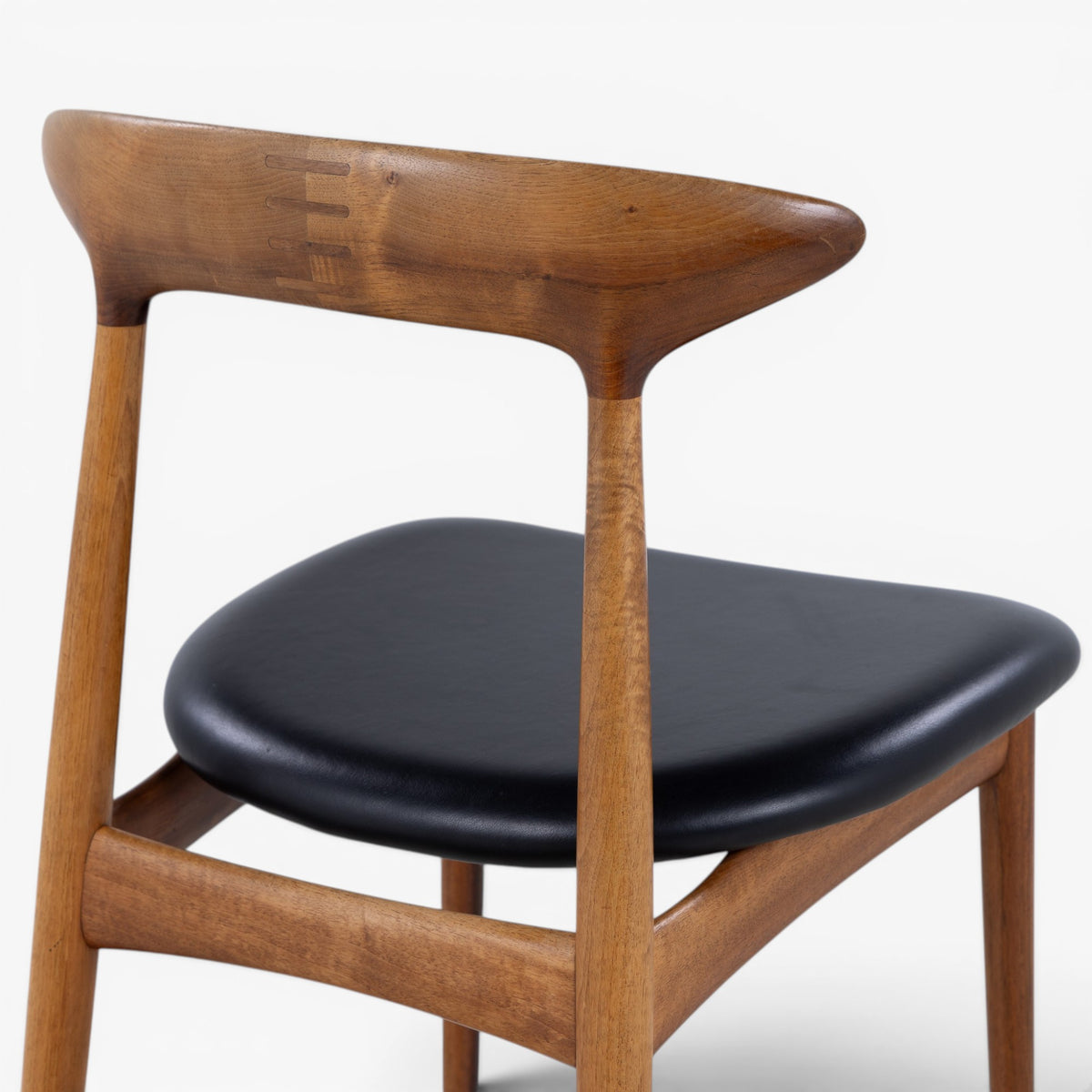 Dining chair in walnut
