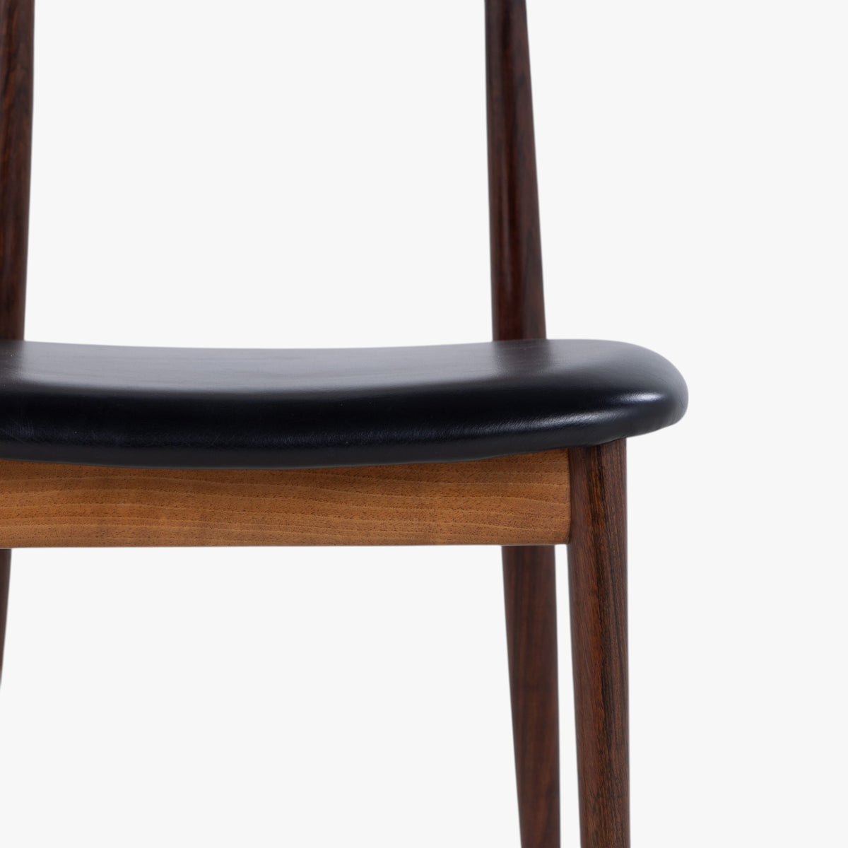 Dining chair in walnut