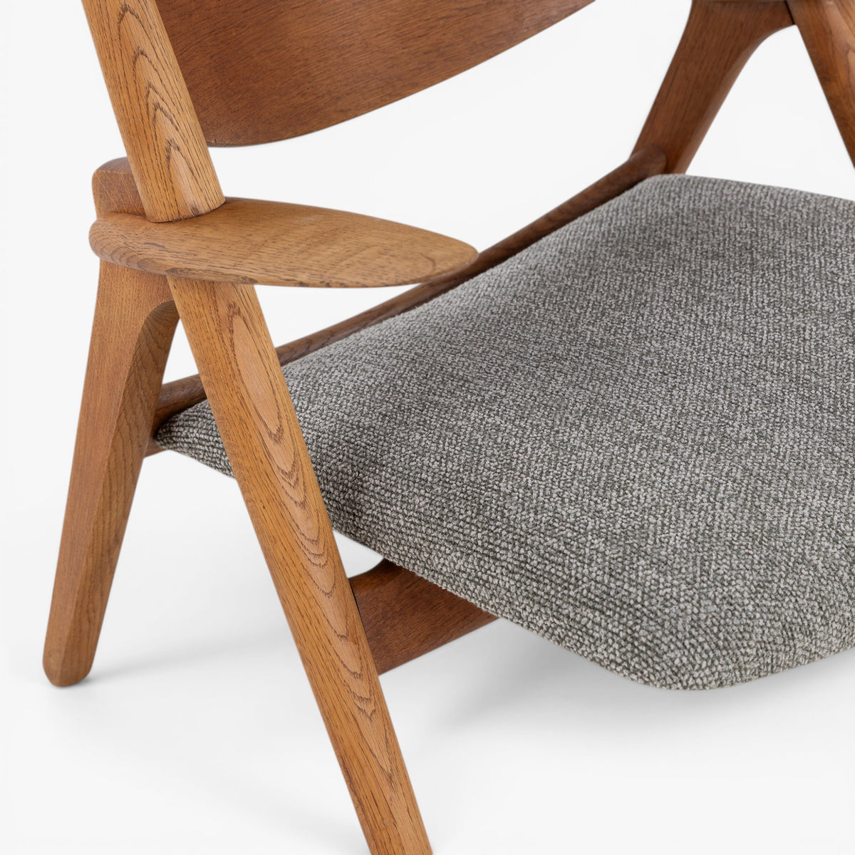 CH 28 - Easy chair in oak