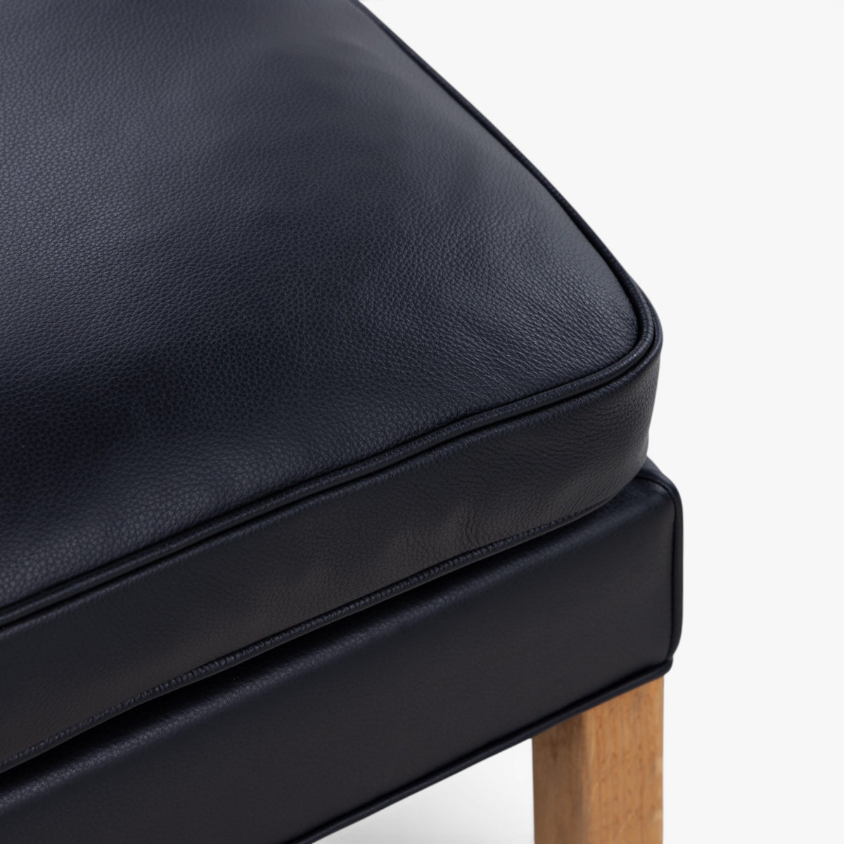 BM 2202 - Stool in black leather