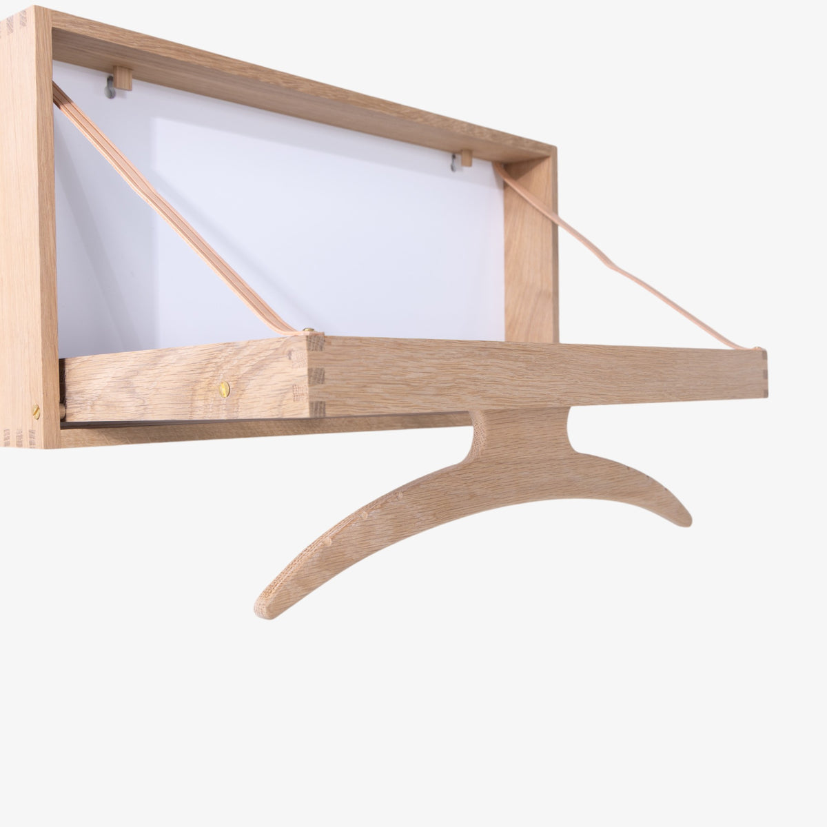 The Hanger i sæbebehandlet eg