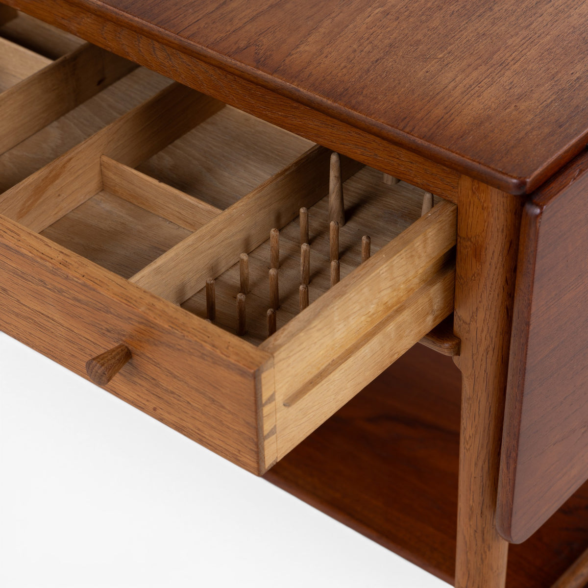 AT 33 - Sewing table in teak