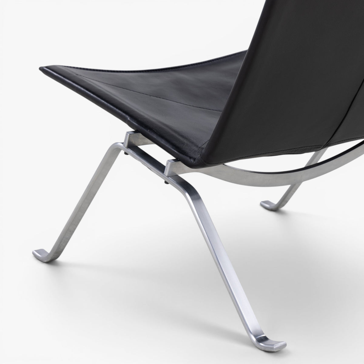 PK 22 - Easy chair in black leather