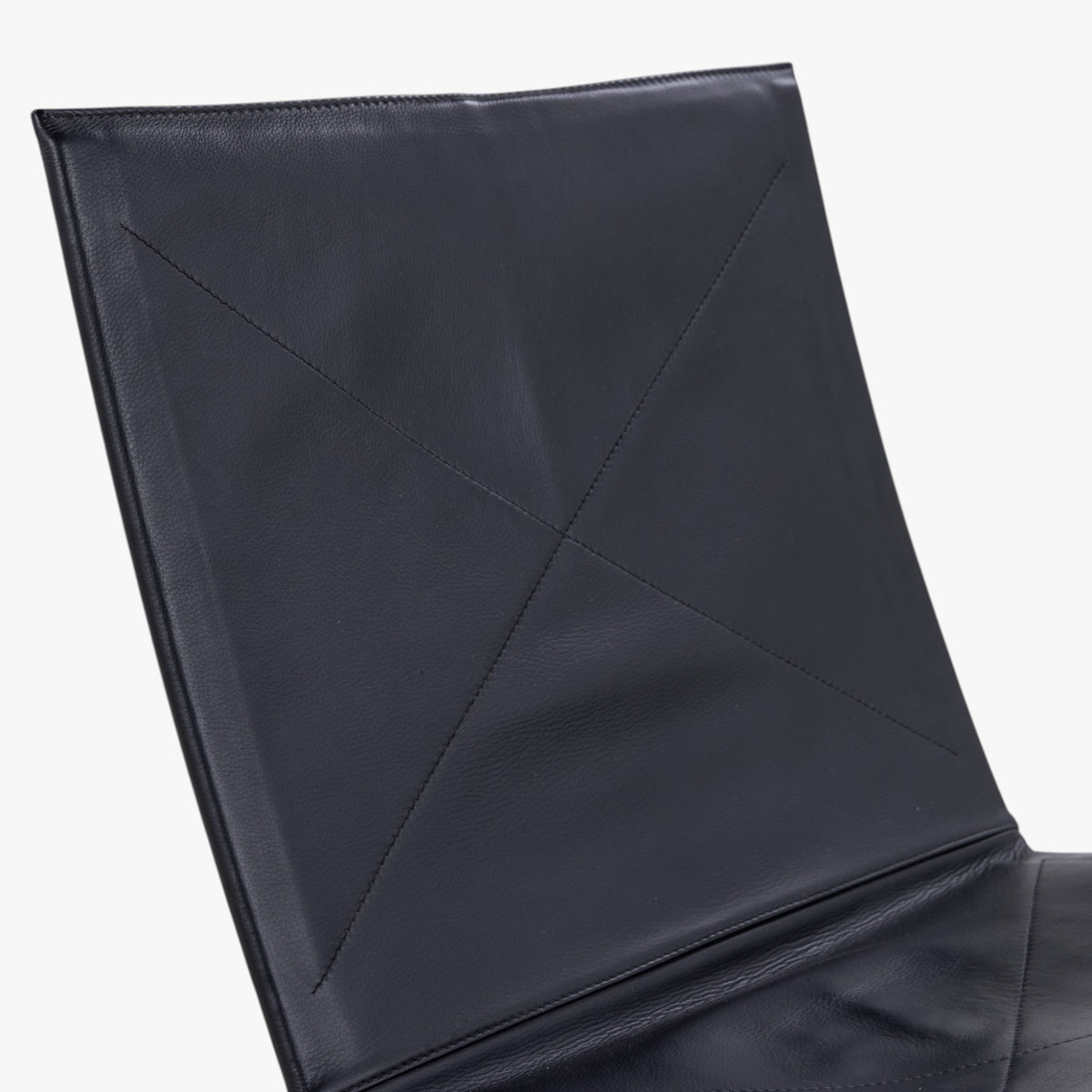 PK 22 - Easy chair in black leather