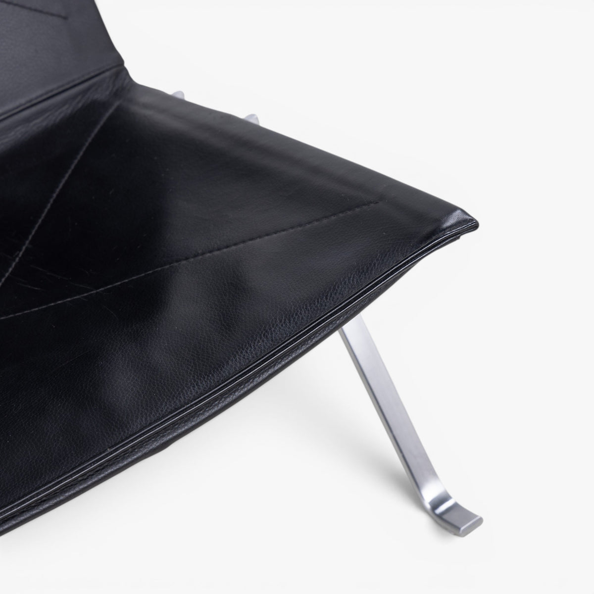 PK 22 - Easy chair in black leather