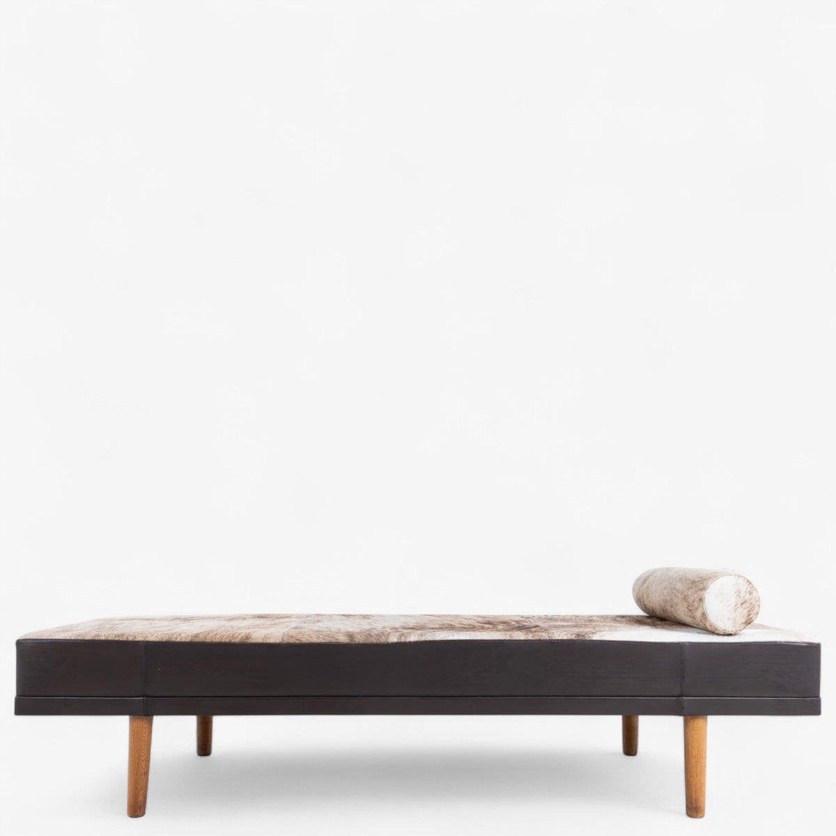 Daybed in cowhide