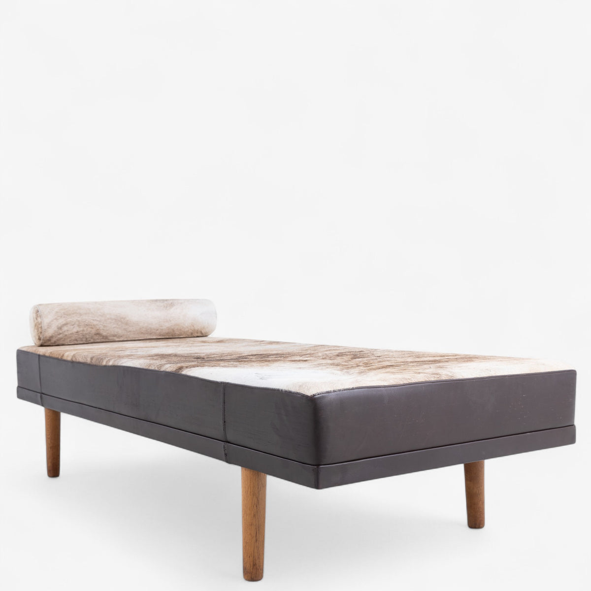 Daybed in cowhide