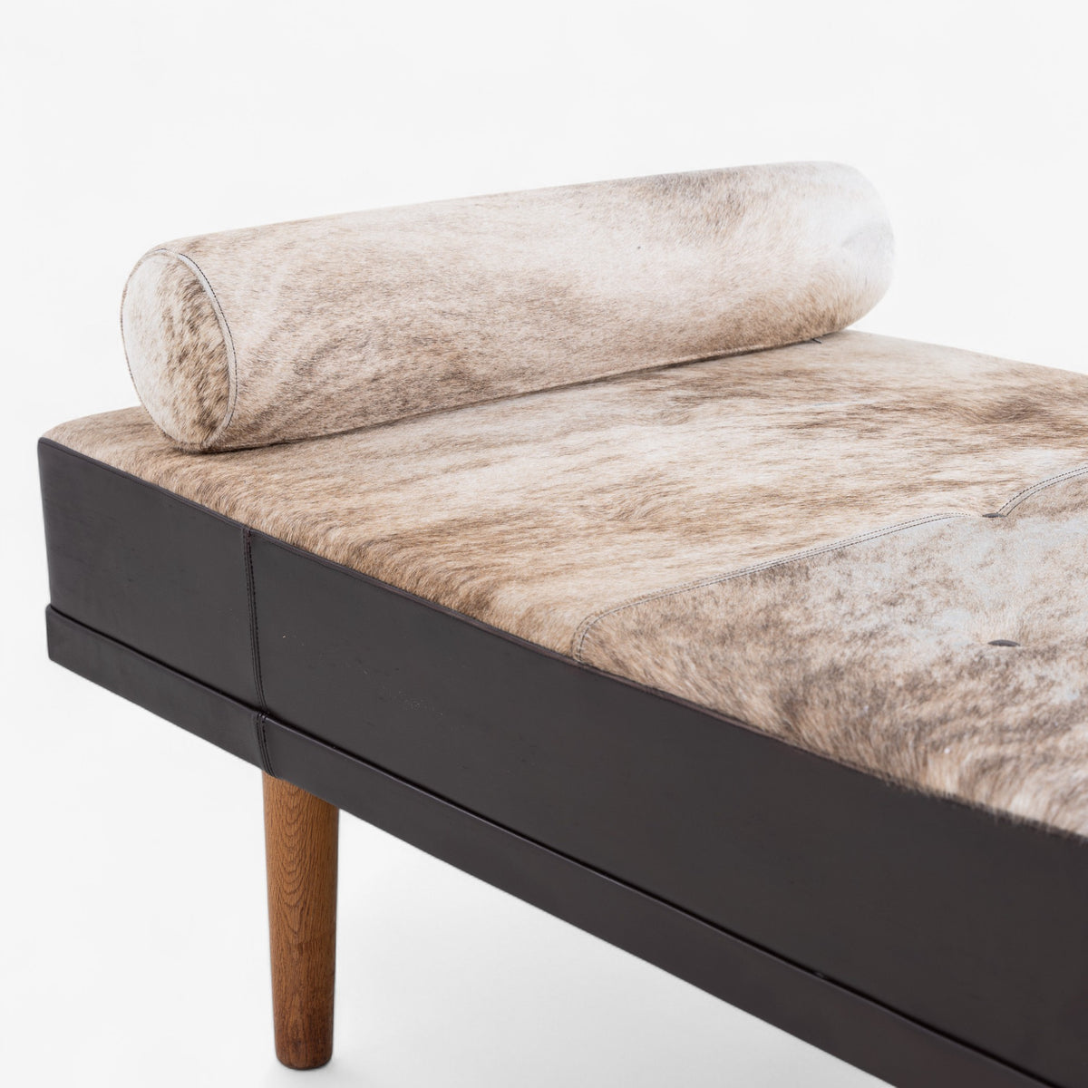 Daybed in cowhide