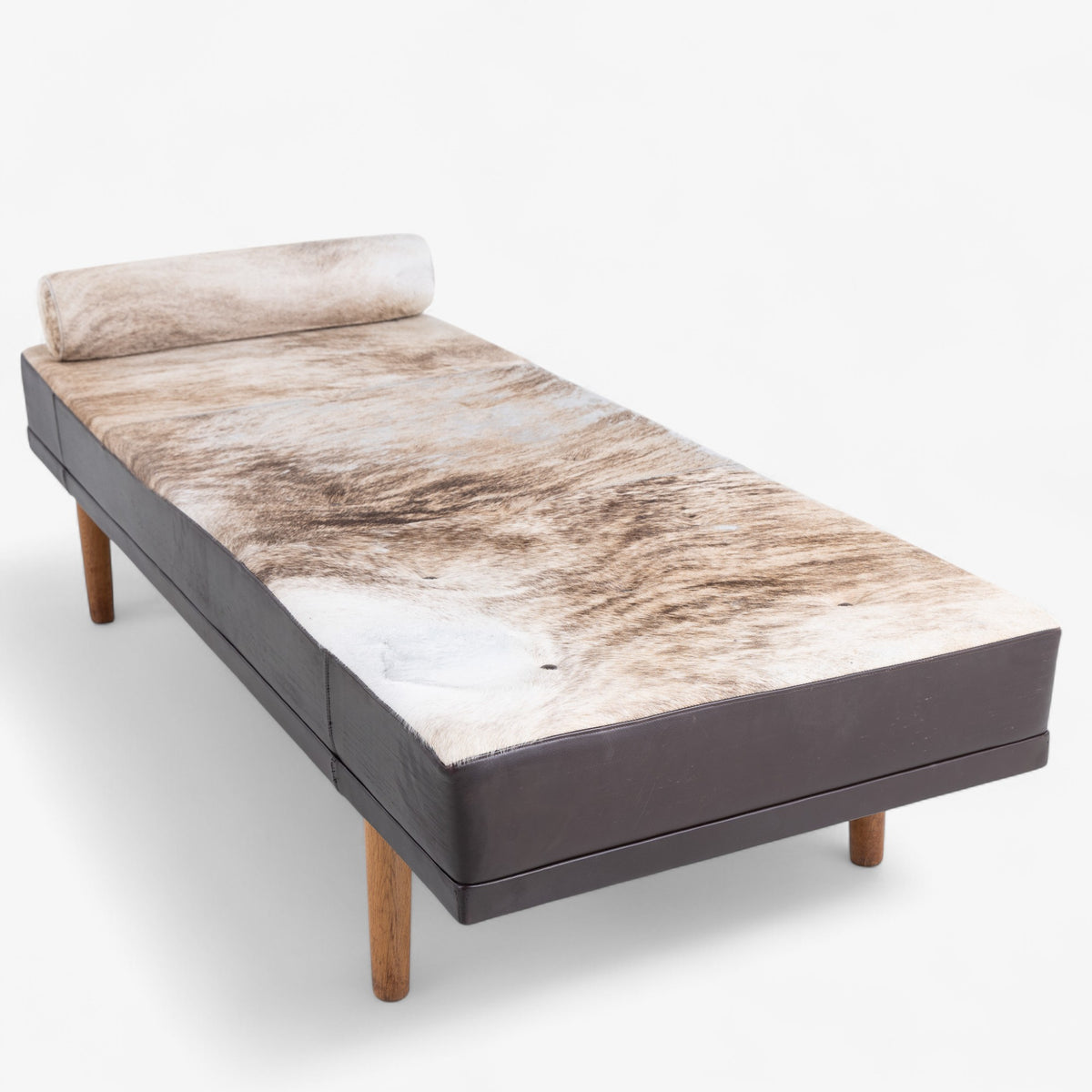 Daybed in cowhide