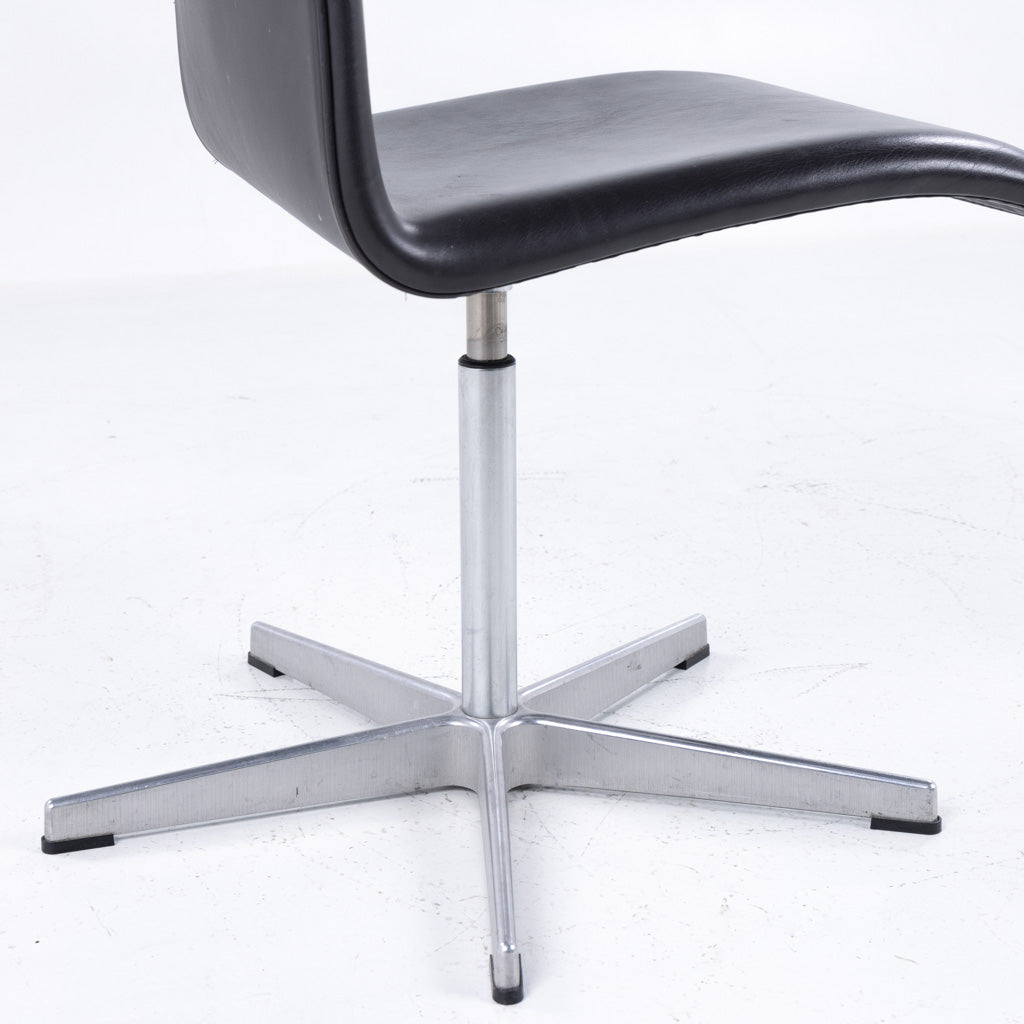 AJ 3171 - 'Oxford' office chair in dark brown leather