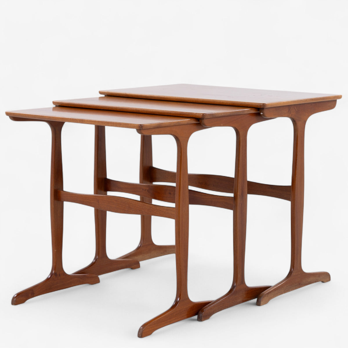 Nesting tables in mahogany