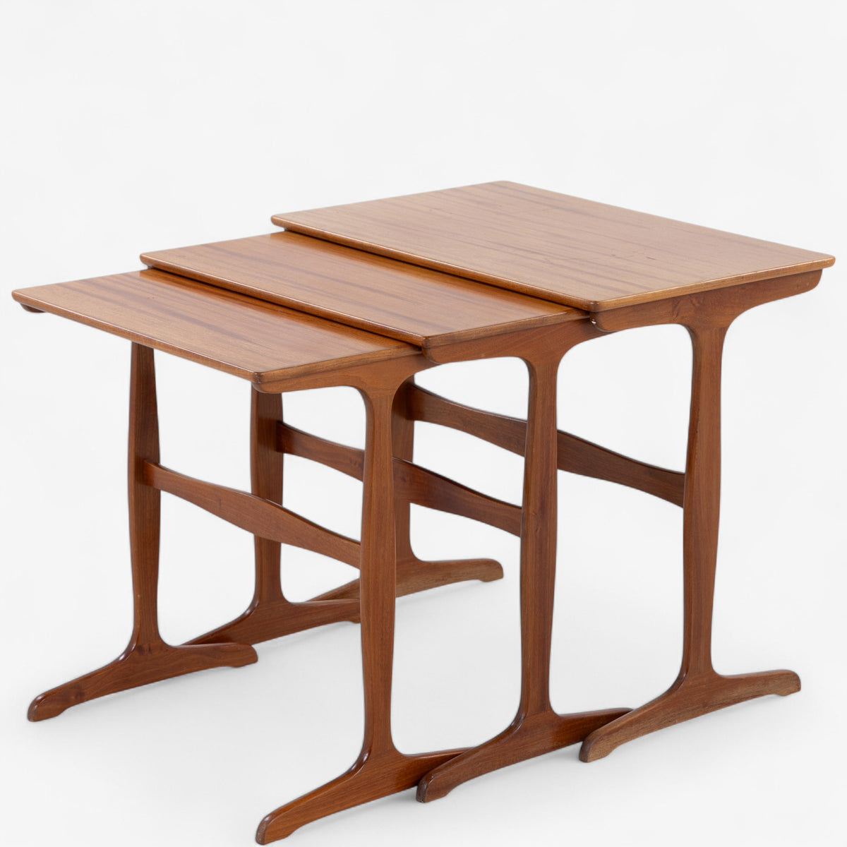 Nesting tables in mahogany