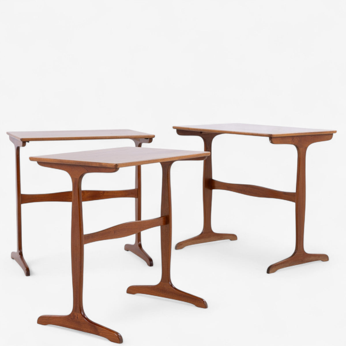 Nesting tables in mahogany