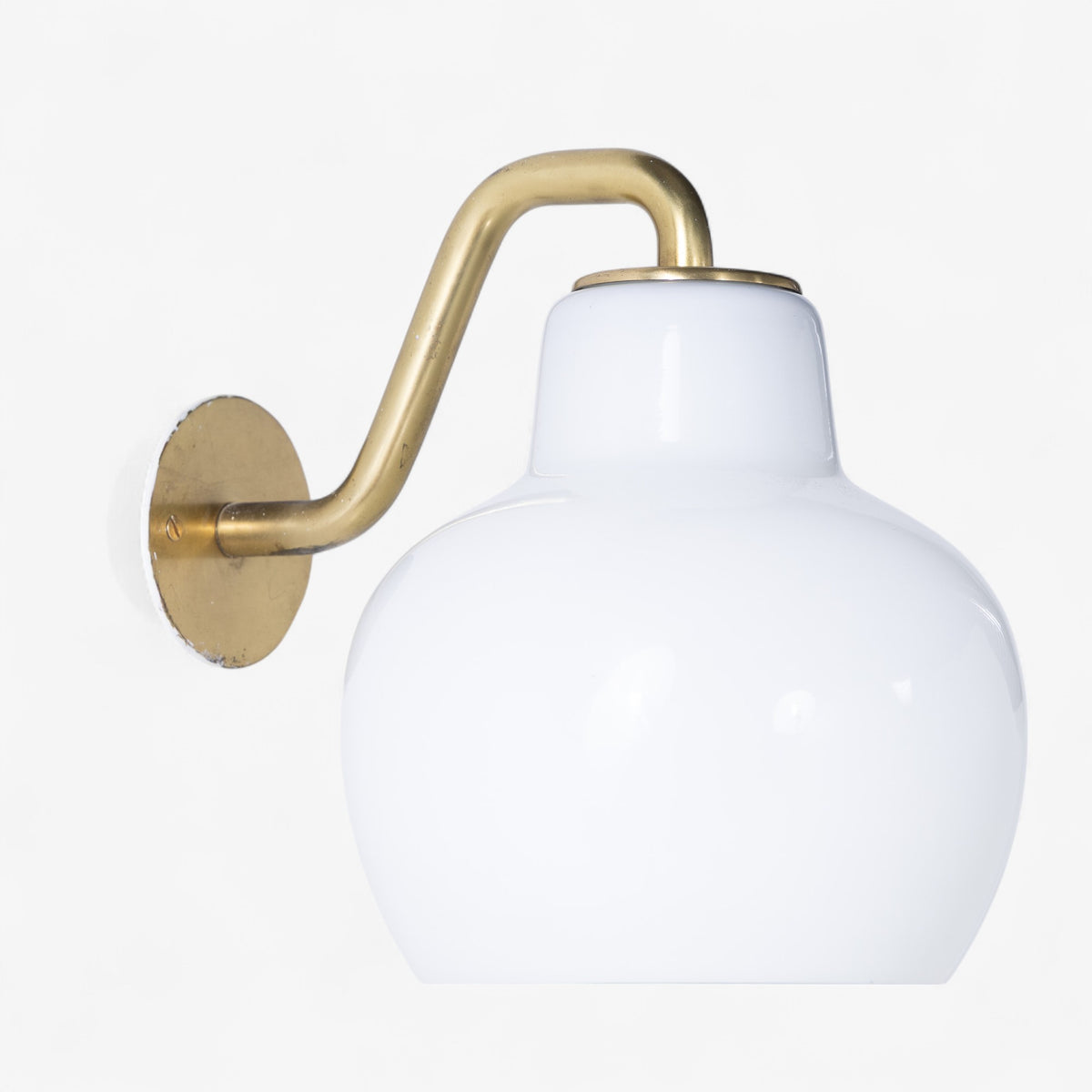 Wall lamp in opal glass