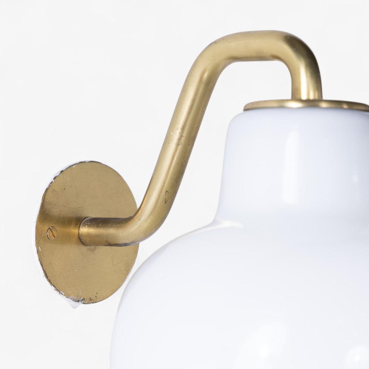 Wall lamp in opal glass