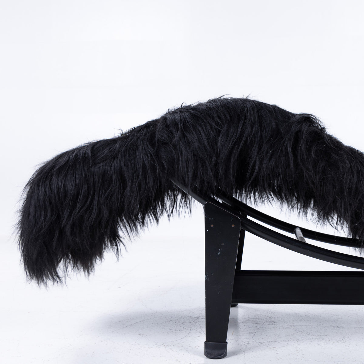 LC 4 - Chaise longue in lambskin