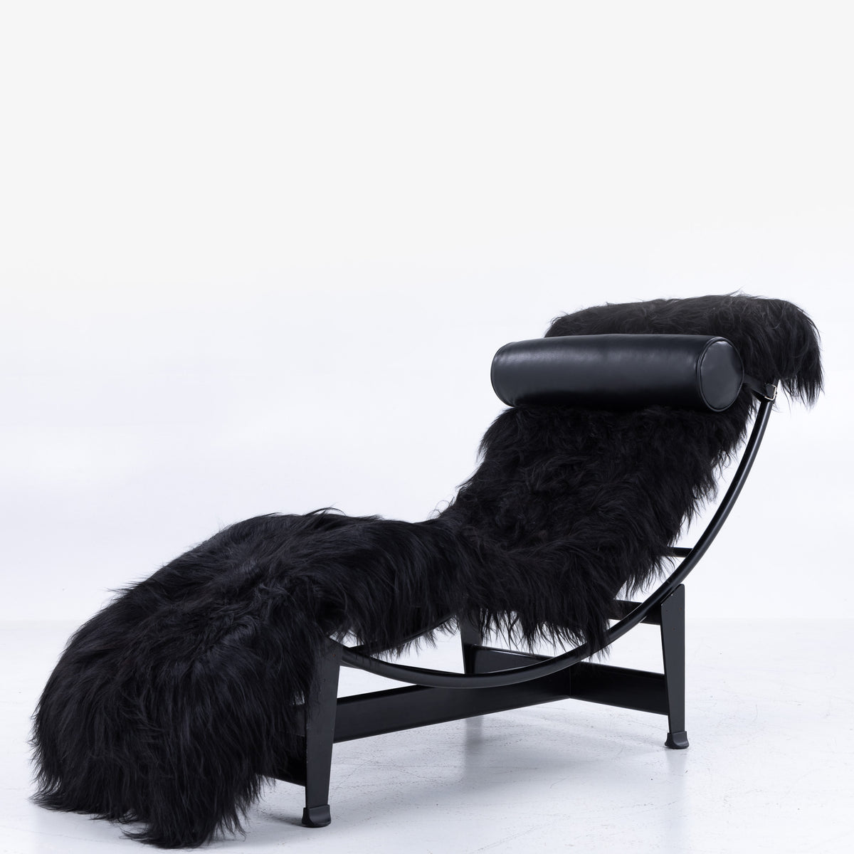 LC 4 - Chaise longue in lambskin