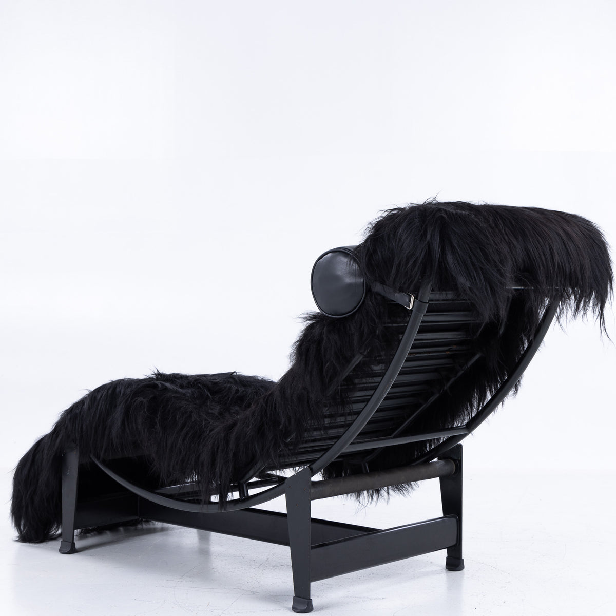 LC 4 - Chaise longue in lambskin