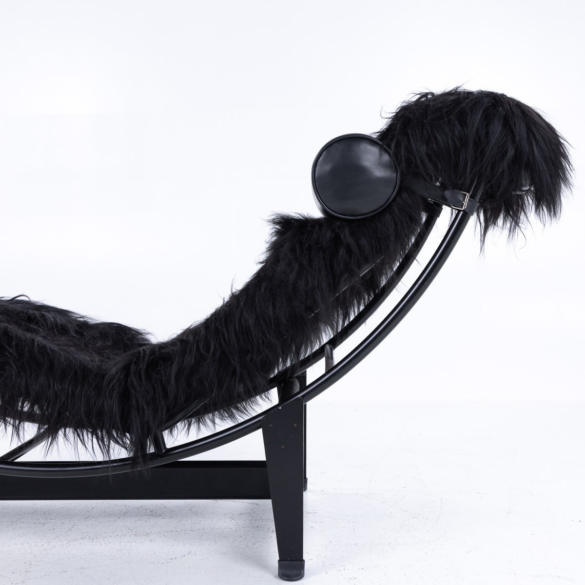 LC 4 - Chaise longue in lambskin