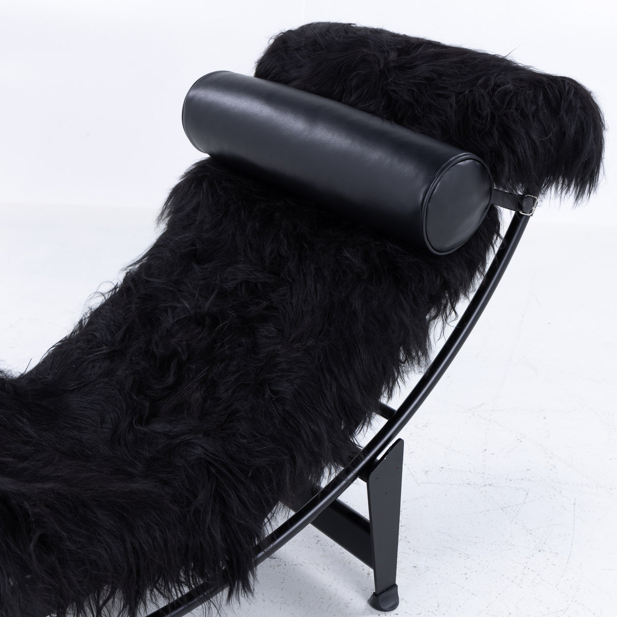 LC 4 - Chaise longue in lambskin