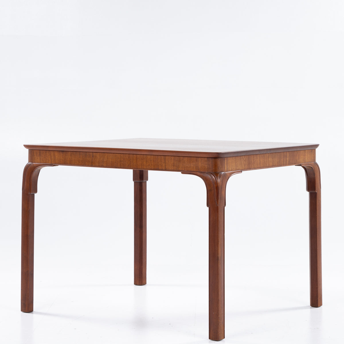 Table in mahogany