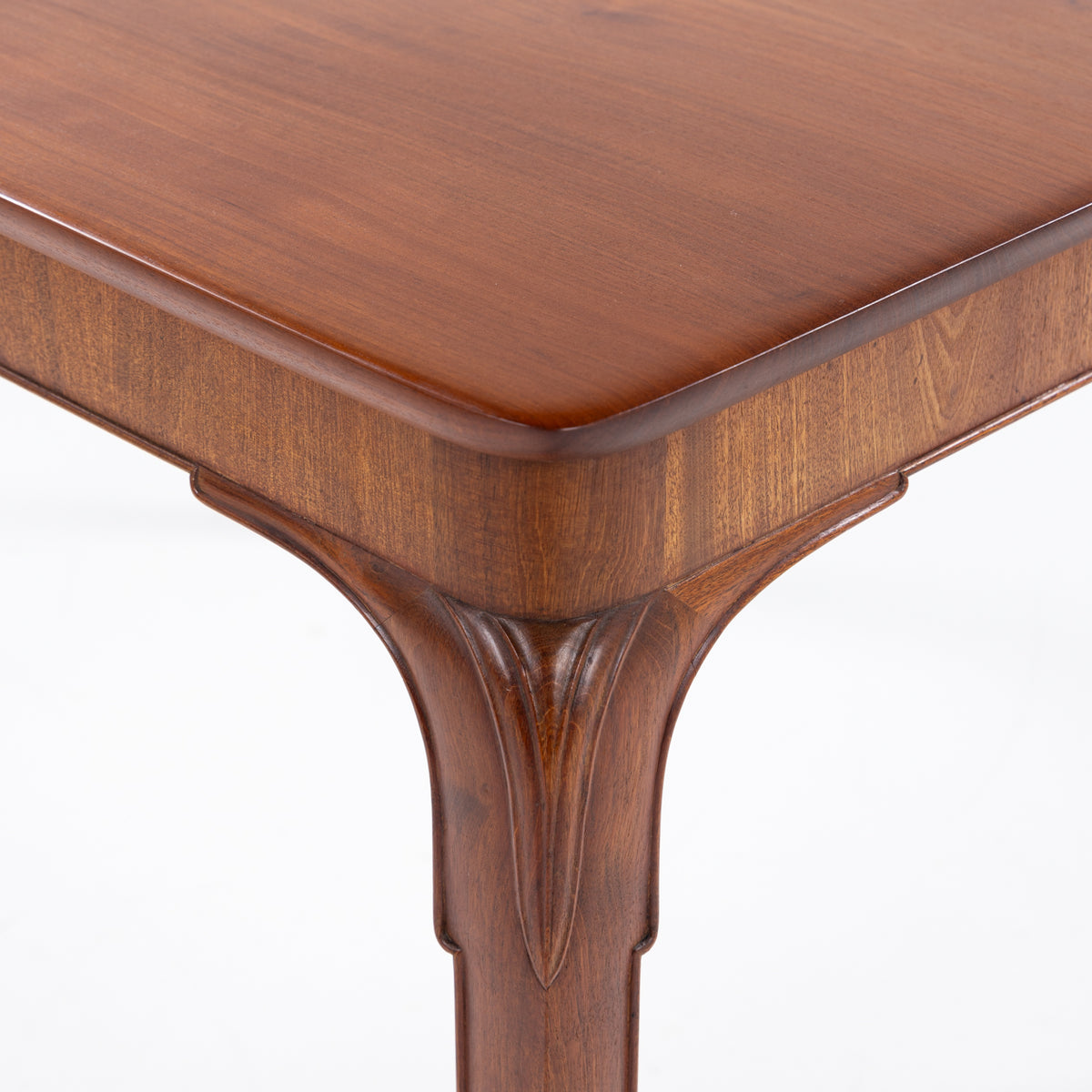 Table in mahogany