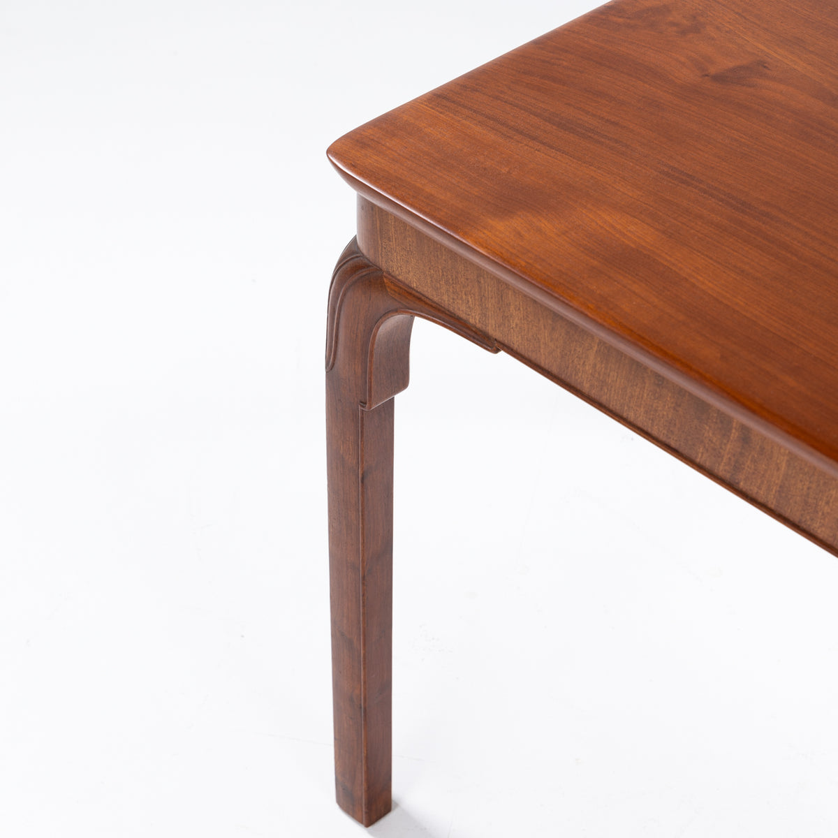 Table in mahogany