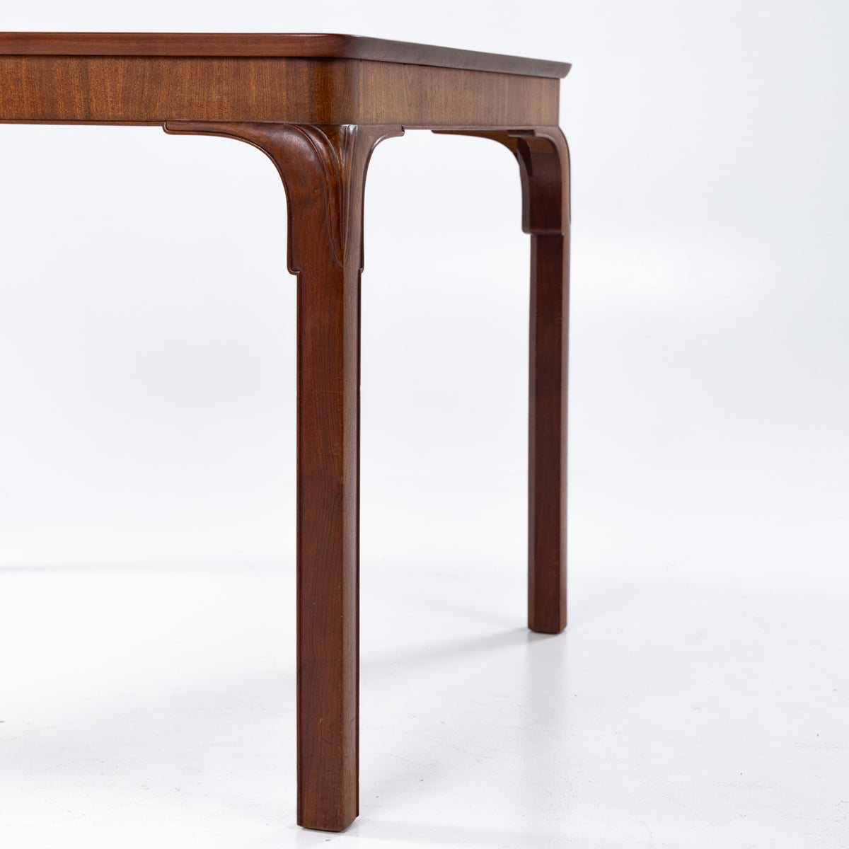 Table in mahogany