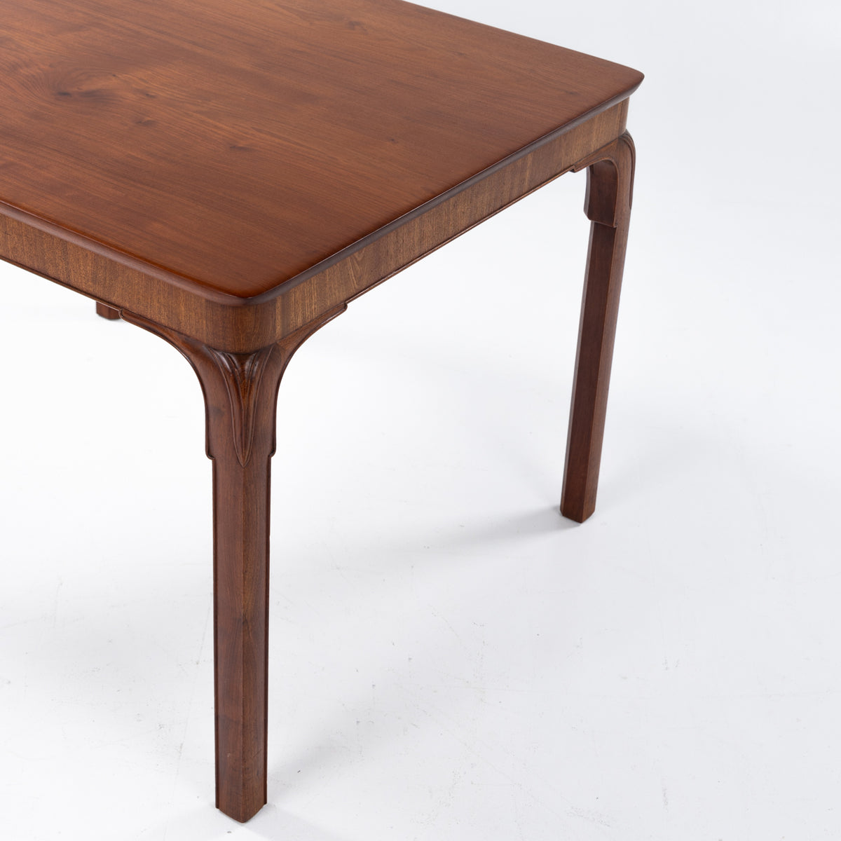 Table in mahogany