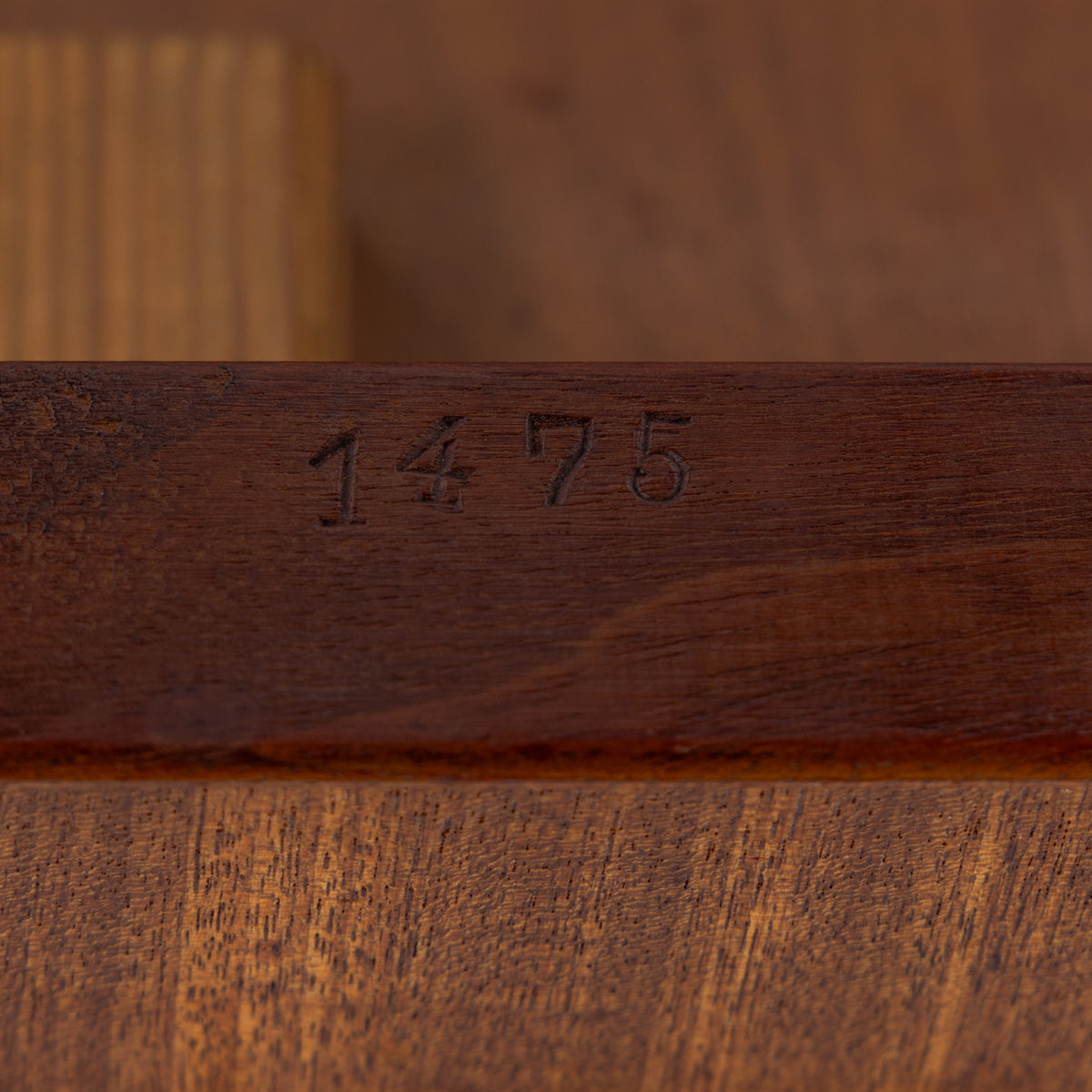 Table in mahogany