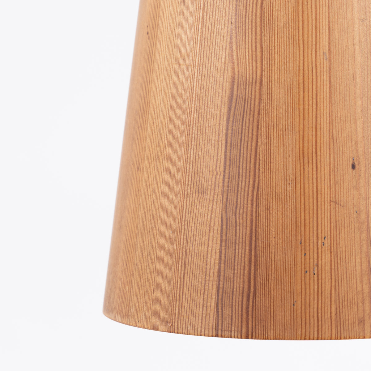 Pendant in pine