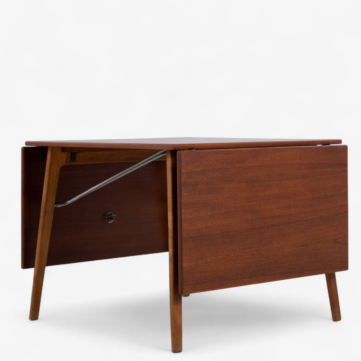 Dining table in teak