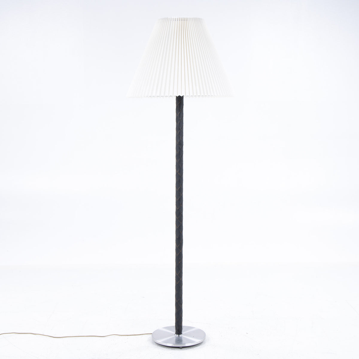 Gulvlampe i læderflet
