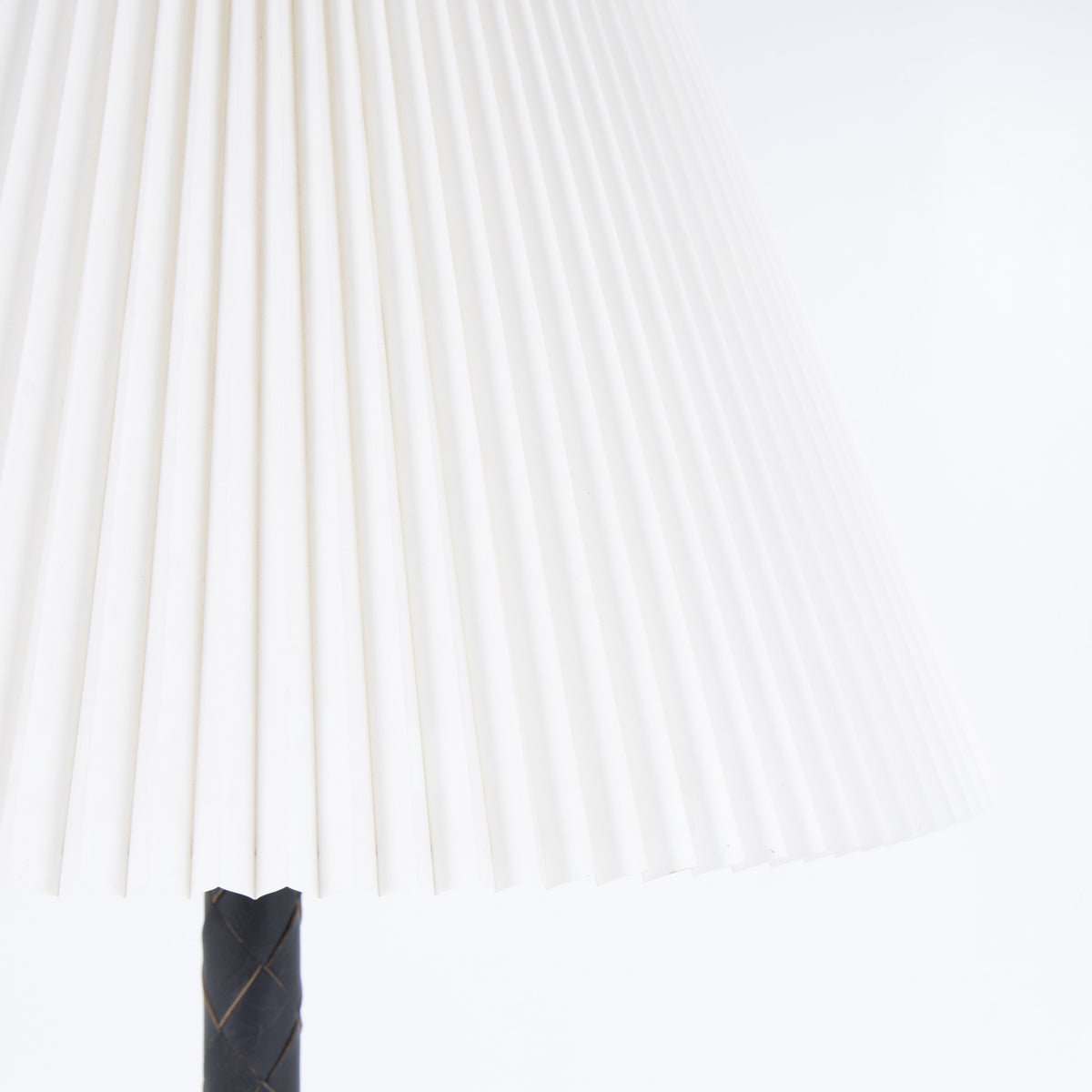 Gulvlampe i læderflet