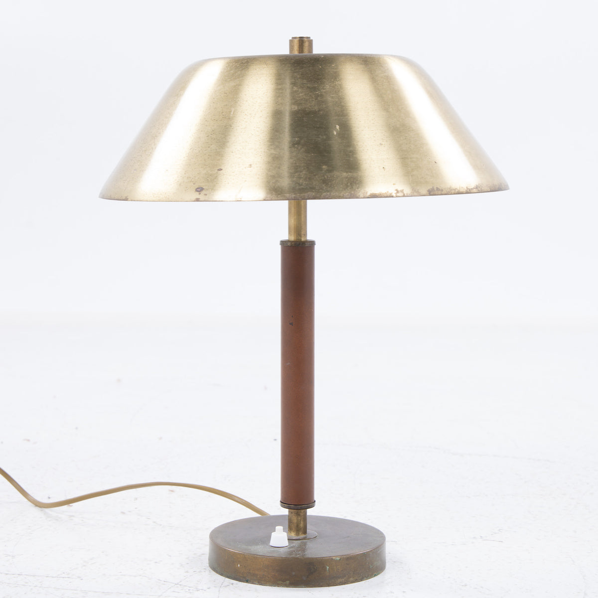 Table lamp in brass
