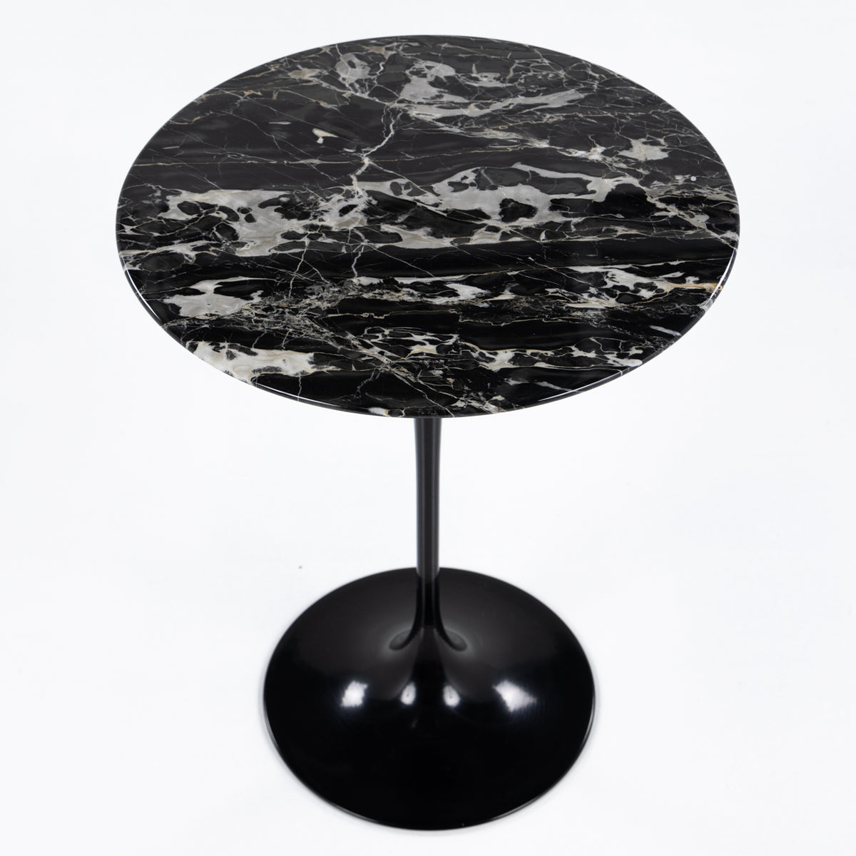 Saarinen Round sidebord i sort marmor