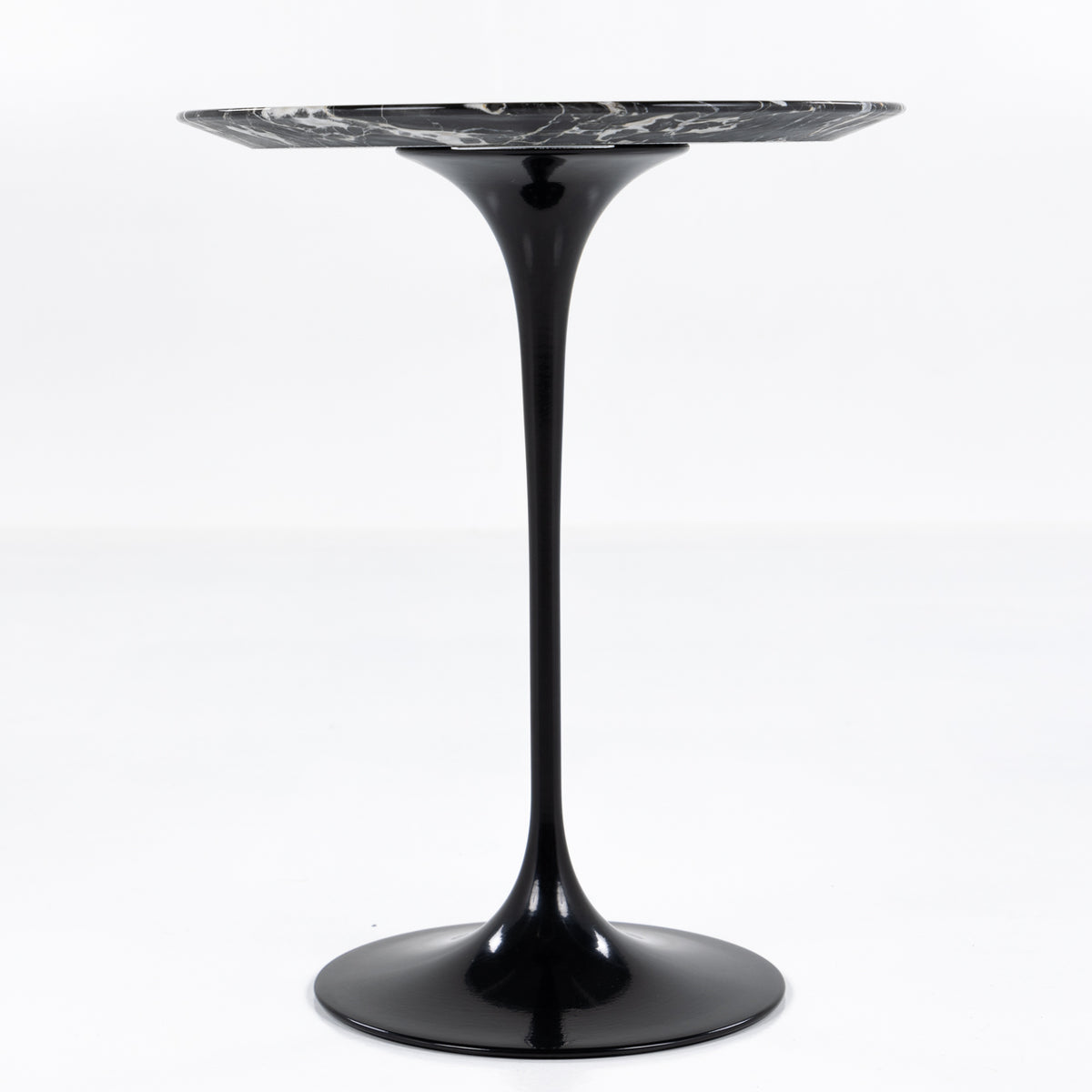 Saarinen Round sidebord i sort marmor