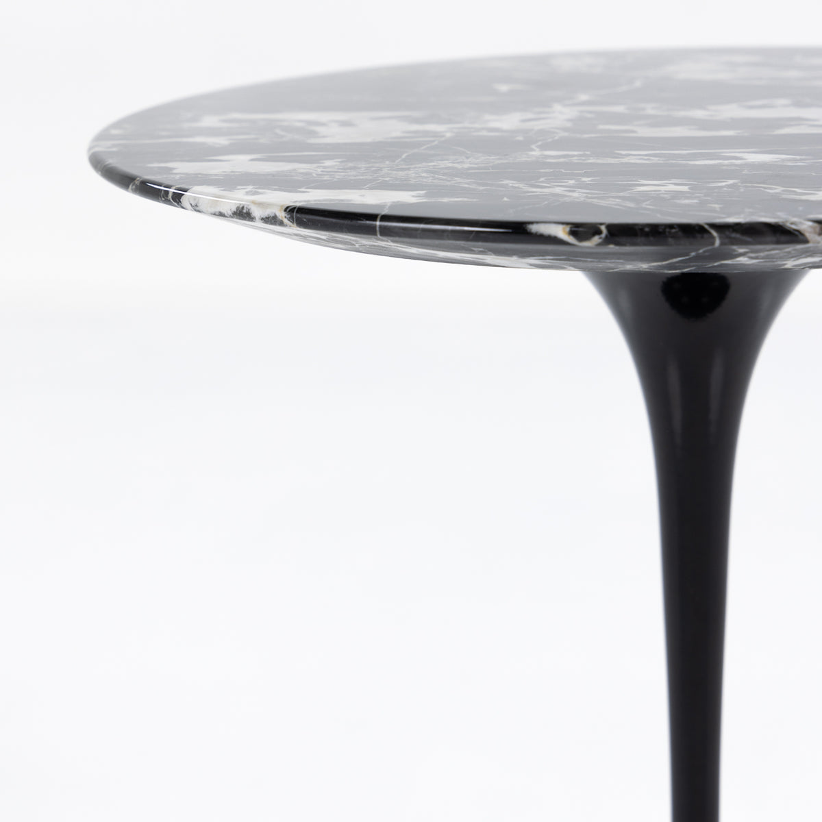 Saarinen Round sidebord i sort marmor