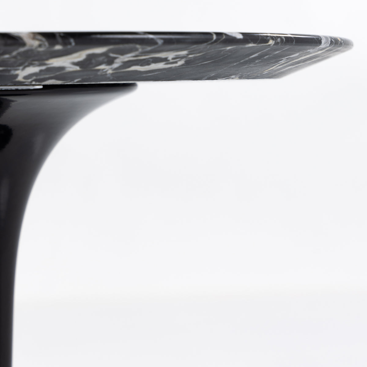 Saarinen Round sidebord i sort marmor