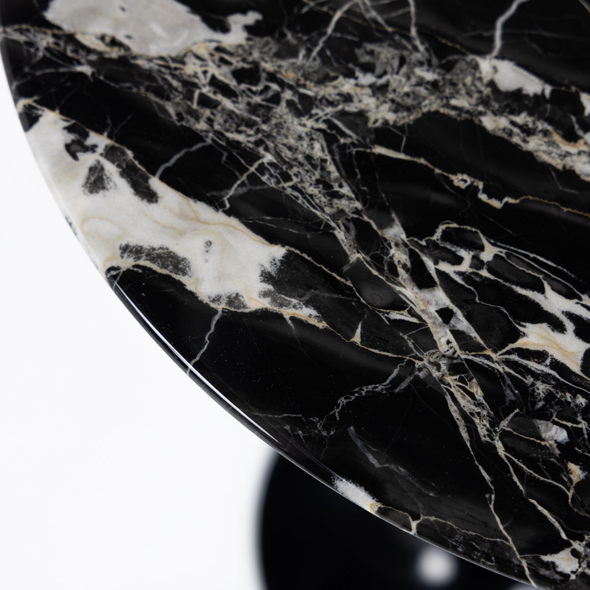 Saarinen Round sidebord i sort marmor